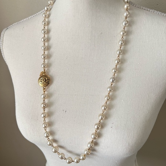 CHANEL Vintage Gold CC Medallion Coin Faux Pearl Necklace - Picture 2 of 11